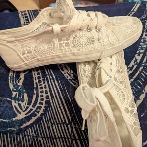 Lace women's shoe sz 9